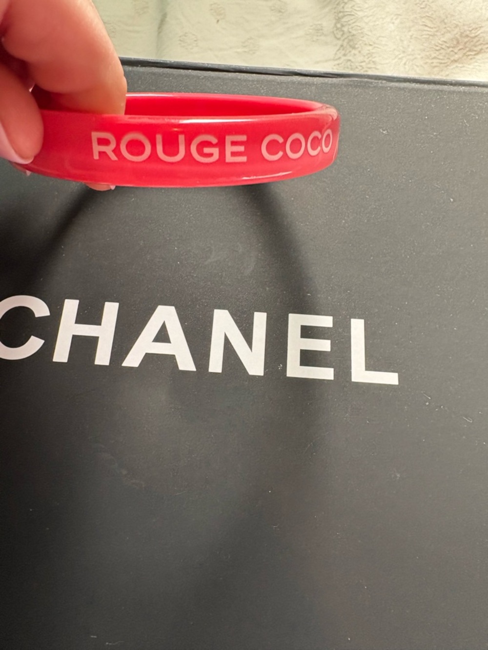 CHANEL Red 'Le Coco Shine' Resin Bangle - Picture 2 of 4